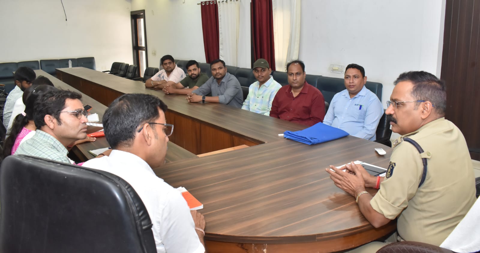 बैठक में कुरियर कंपनियों के प्रतिनिधियों को दिए गए निर्देश।