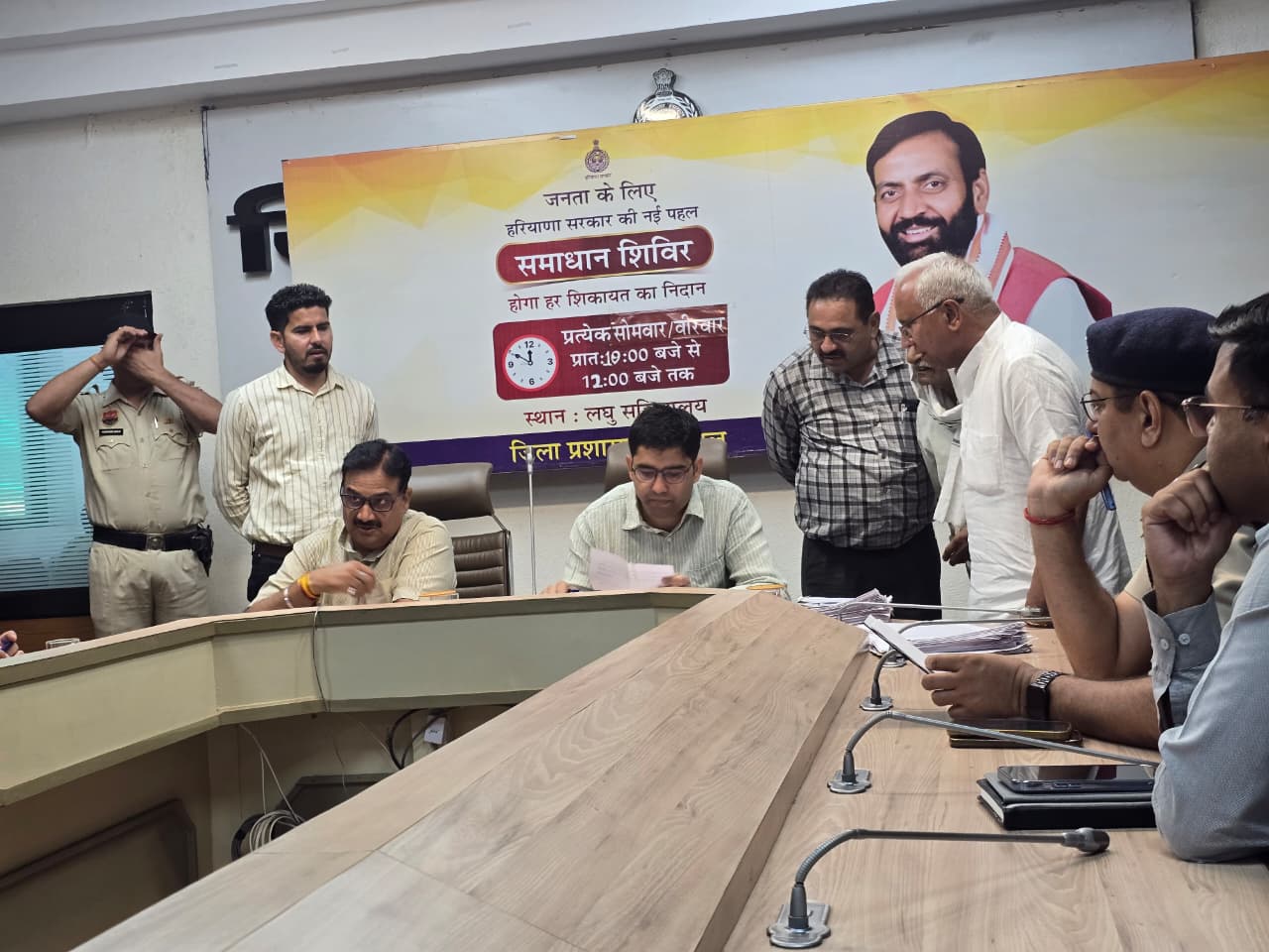 रेवाड़ी में पीपीपी को लेकर सुनवाई करते एडीसी और सतीश खोला।