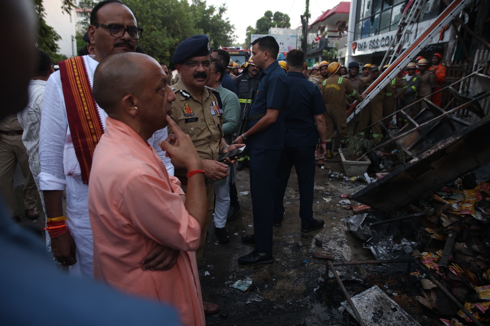 हादसे के वक्त सीएम योगी अलीगढ़ में थे। रात में भी उनका वहीं रुकने का प्रोग्राम था। जैसे ही आग लगने की खबर मिली योगी अलीगढ़ से सीधे लखनऊ के अलीगंज पहुंचे। यहां का सीन देखकर वह भावुक हो गए।