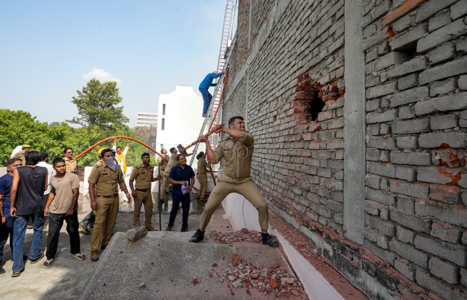 भीषण आग लगने के बाद मौके पर पहुंचे पुलिसकर्मियों को इमारत में घुसने का रास्ता नहीं मिला. इस पर पुलिसकर्मियों ने बिल्डिंग की पिछली दीवार तोड़ दी।