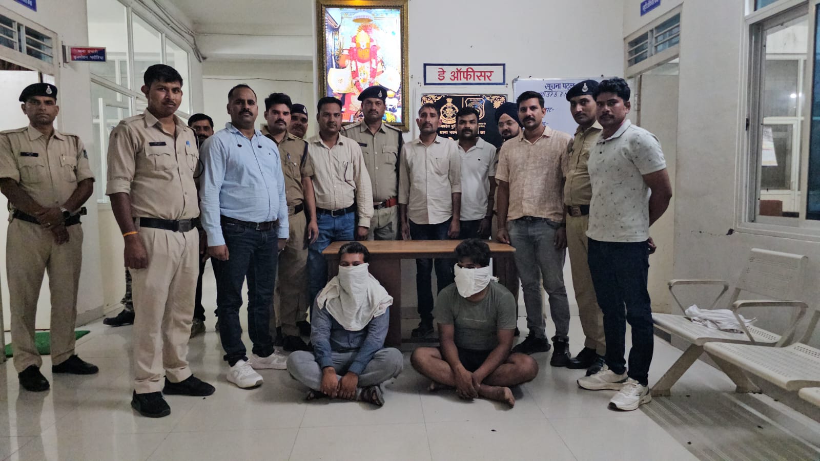 तिहरे हत्याकांड में पुलिस ने 2 आरोपियों को गिरफ्तार कर लिया है, जबकि एक की तलाश जारी है.