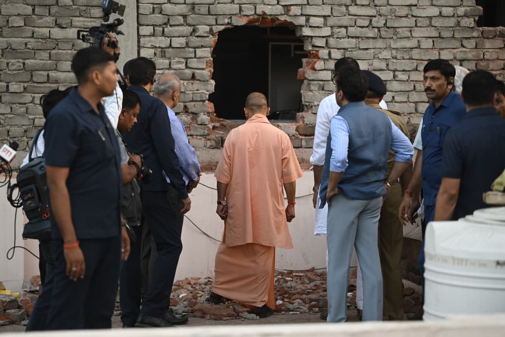 पुलिस और फायर ब्रिगेड के कर्मचारियों ने दीवार के तोड़े गए हिस्से से ही पानी डालकर आग पर काबू पाया। बाद में मौके पर पहुंचे सीएम योगी ने भी तोड़े गए हिस्से को देखा।