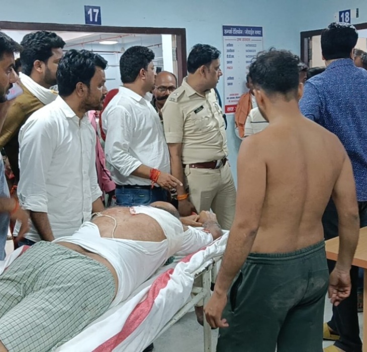 पंकज त्रिपाठी के भाई के पीठ में कुल्हाड़ी से हमला किया गया है।