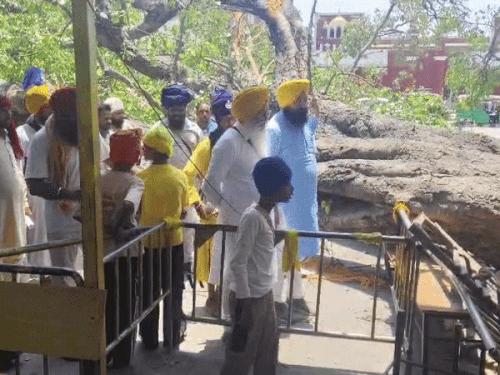 शिरोमणि गुरुद्वारा प्रबंधक कमेटी के कई अधिकारी और कर्मचारी मौके पर पहुंचे।