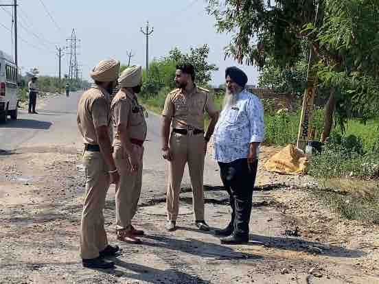 मौके पर पहुंची पुलिस जांच करती हुई।