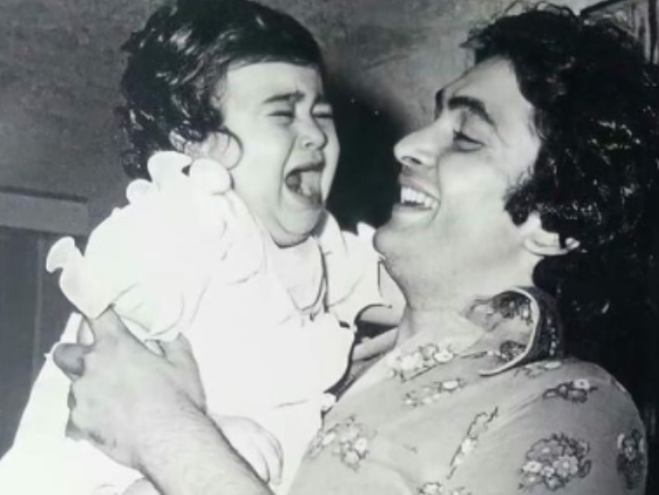 Karisma Kapoor crying with uncle Rishi Kapoor.