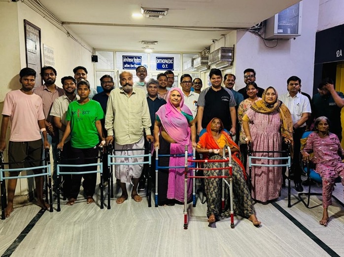 SMS हॉस्पिटल में एक साथ 11 ज्वाइंट रिप्लेसमेंट सर्जरी: 8 मरीजों के घुटने और 3 के हिप रिप्लेसमेंट कर डॉक्टरों ने दी नई जिंदगी - Jaipur News