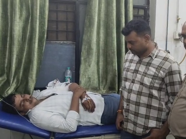 मुठभेड़ में दो सिपाही भी गोली लगने से गंभीर रूप से घायल हो गए।