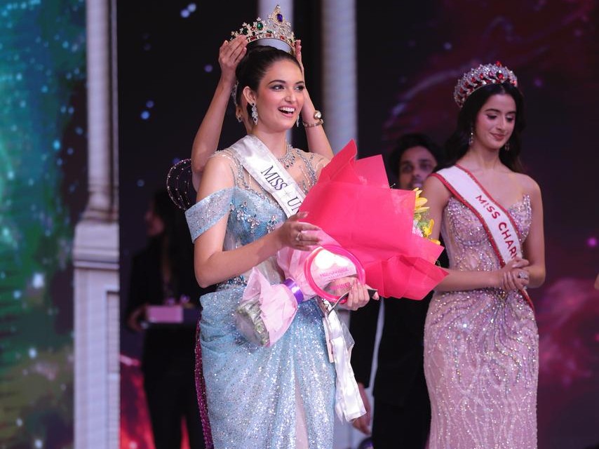 श्रीतारा पासरीचा को मिस यूनिवर्स हरियाणा 2026 का ताज पहनाते हुए।