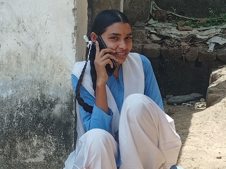भारती टंडन ने 11वीं पास कर 12वीं क्लास में एडमिशन लिया था।