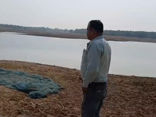 ग्रामीणों को डूबे 15 घंटे से ज्यादा का वक्त हो गया।