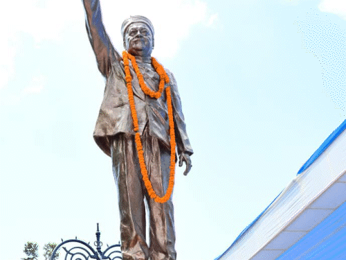 CM सुक्खू पूर्व मुख्यमंत्री वीरभद्र सिंह की प्रतिमा के सामने पुष्पांजलि अर्पित करते हुए।