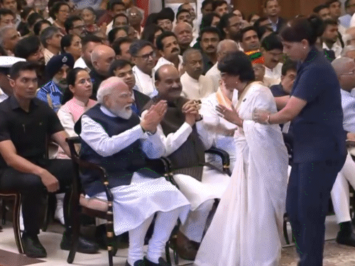 अल्का याग्निक, ममूटी आणि विजय अमृतराज यांना पद्मभूषण: क्रिकेटर रोहित शर्माला पद्मश्री; 65 व्यक्तींना पद्म पुरस्कार प्रदान