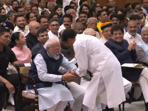 अल्का याग्निक, ममूटी आणि विजय अमृतराज यांना पद्मभूषण: क्रिकेटर रोहित शर्माला पद्मश्री; 65 व्यक्तींना पद्म पुरस्कार प्रदान