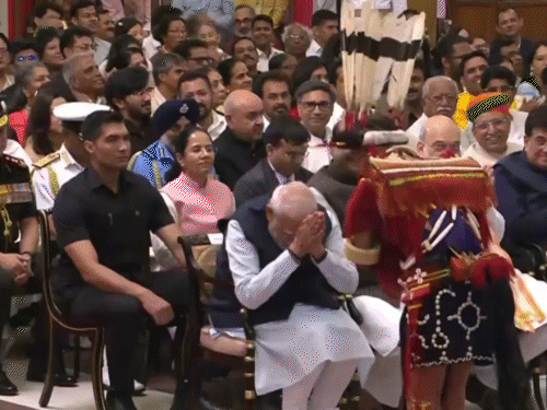 नगालैंड के गुरु संग्युसंग पोंगनेर को पद्मश्री से सम्मानित किया गया। वे छह दशकों से 'आओ नागा' लोक कला को बचाने के लिए काम कर रहे हैं। पोंगनेर पारंपरिक पोशाक पहनकर पुरस्कार लेने पहुंचे।
