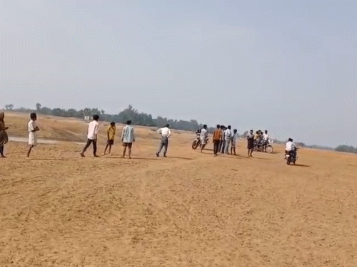 घटनास्थल पर लापता लोगों के रिश्तेदार पहुंचे हुए हैं, DDRF तलाश में जुटी हुई है।