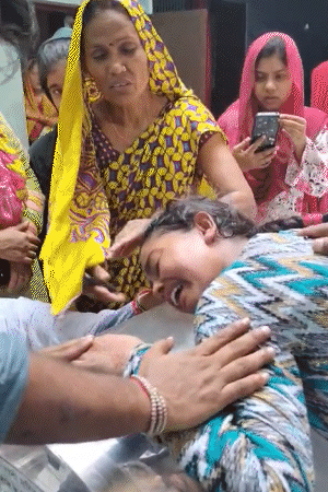 हादसे में सीतापुर के आदित्य श्रीवास्तव की मौत हो गई। सुबह उनका शव घर पहुंचा। बहन निष्ठा भाई के शव से लिपटकर रोने लगी।