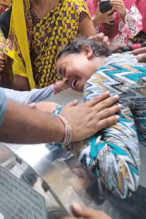 सीतापुर के आदित्य का शव देखकर उसकी बहन निष्ठा फूट-फूटकर रोने लगी।