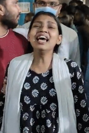 पोस्टमार्टम हाउस के बाहर भाई का शव देखकर बहन चीखने-चिल्लाने लगी।