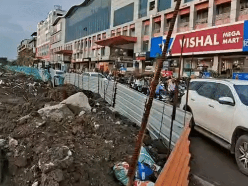 इंदौर में एलिवेटेड ब्रिज के कारण कई जगहों पर खुदाई की गई है.