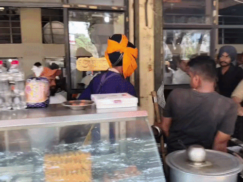 लुधियाना में सीपी दफ्तर के बाहर शिवसेना नेताओं के लड़ने जाता हुआ निहंग और उसे रोकते हुए पुलिस - Dainik Bhaskar