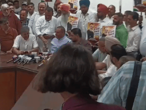 पीएपी कॉम्प्लेक्स में SIT के सामने पेश होने पहुंचे विजय सांपला।