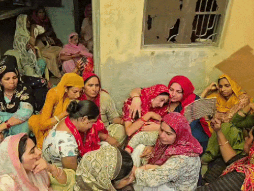 इकलौते की मौत पर रोते-बिलखते परिजन।