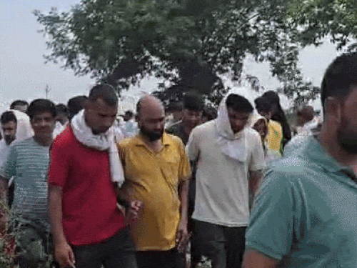 अंतिम संस्कार के वक्त भविष्य शर्मा के पिता नरेंद्र (यलो टीशर्ट में) बेहद गमगीन नजर आए। परिवार के लोगों ने किसी तरह उन्हें संभाला।