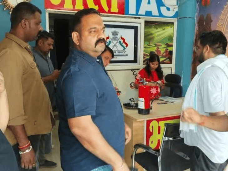 शिवपुरी में फायर एनओसी नहीं मिलने पर 12 कोचिंग अस्थायी रूप से सील की गई हैं।