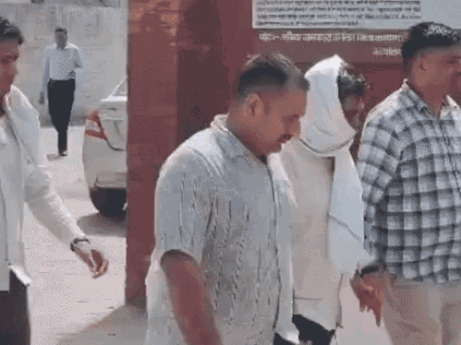 गिरफ्तार एसआई महेंद्र को लेकर जाती एसीबी की टीम।