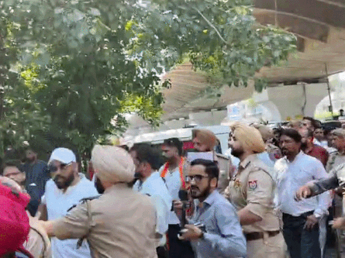 सीपी दफ्तर के बाद शिवसेना नेता व निहंग सिंह आमने-सामने हुए।