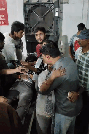 अपनों के शव देखकर परिजनों का रो-रोकर बुरा हाल था. परिवार के लोग एक-दूसरे को सांत्वना देते रहे।