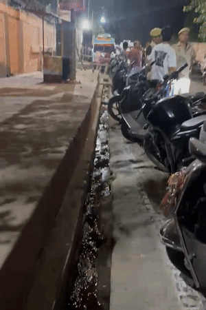 पोस्टमार्टम हाउस के बाहर नाली में खून ही खून बहता नजर आया.