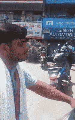 आग लगने की सूचना मिलते ही छात्र सड़क की ओर दौड़ पड़े।