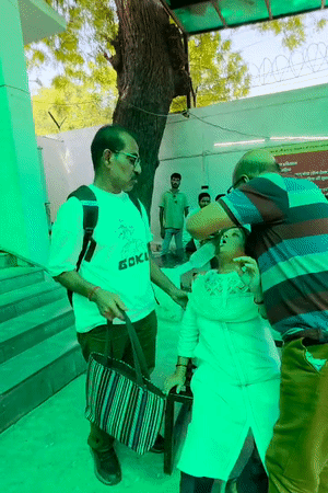 लखनऊ अग्निकांड- कपल की शादी होने वाली थी: एनिमेशन आर्टिस्ट की भूखे पेट मौत, जान गंवाने वाले युवाओं की कहानी - Lucknow News कोलकाता से अनामिका के माता-पिता और भाई लखनऊ पहुंचे थे। पिता विश्वनाथ पत्नी को पानी पिलाकर संभालने की कोशिश करते रहे।