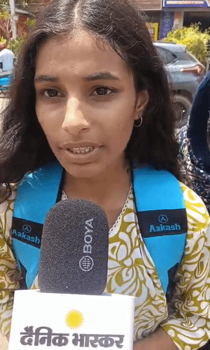 छात्रा पूनम ने कहा- पहले तो हमें कुछ पता नहीं था। जब हम नीचे आये तो आग लगने की जानकारी हुई.