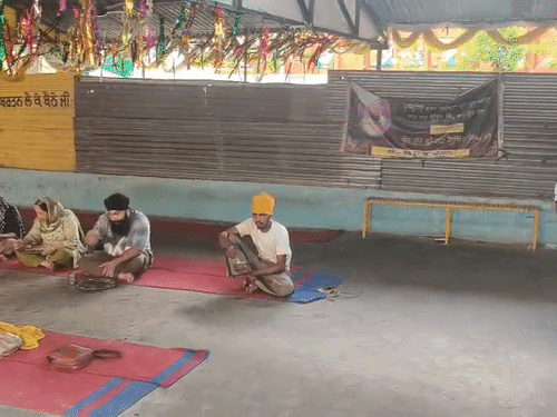 आज गुरुद्वारा साहिब में लंगर और अरदास को लेकर कोई दिक्कत नहीं हुई.