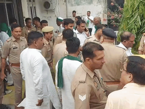 हंगामा करते हुए भाकियू।