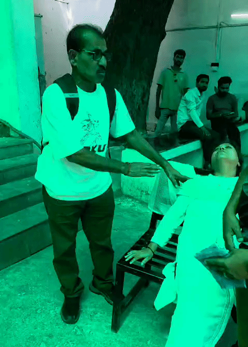हादसे में जान गंवाने वाली अनामिका की मां पोस्टमॉर्टम हाउस के बाहर रोते-रोते बेहोश हो गईं।