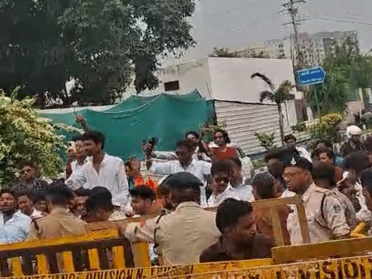 अपनी मांगों को लेकर नारेबाजी करते परिषद कार्यकर्ता।