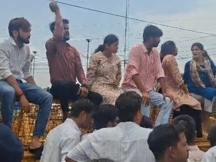 प्रदर्शन के दौरान छात्र बैरिकेड्स पर चढ़ गए.