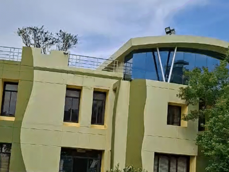 चार घंटे तक चले निरीक्षण के दौरान रसोई, मेस, खाद्य सामग्री के भंडारण और भोजन तैयार करने की व्यवस्था का निरीक्षण किया गया।