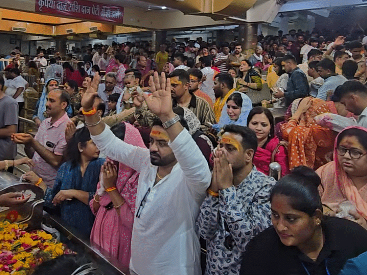 महाकाल मंदिर में पहुंचे श्रद्धालु.