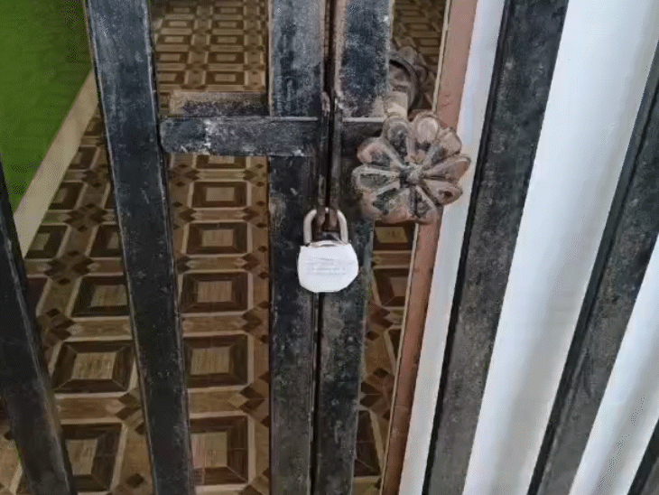 SDM की टीम ने कोचिंग सेंटर पर लगाए ताले।