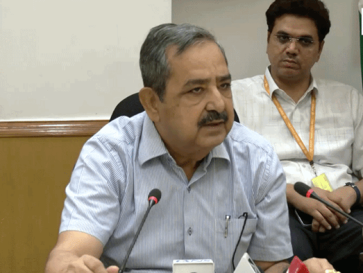 नीति आयोग की ट्रेड वॉच क्वार्टरली रिपोर्ट की जानकारी देते हुए वाइस चेयरमैन अशोक कुमार लाहिड़ी। - Dainik Bhaskar