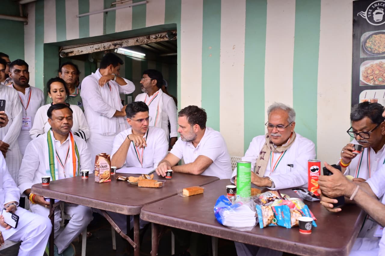 एयरपोर्ट जाते समय राहुल गांधी रास्ते में रुककर चाय पी थी।