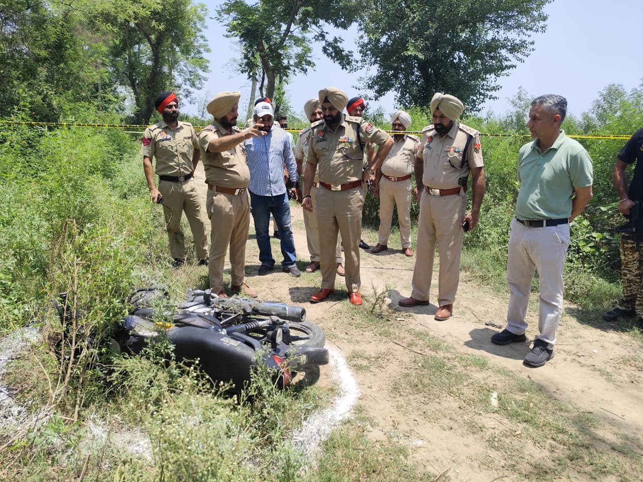 पुलिस जांच करती हुई।