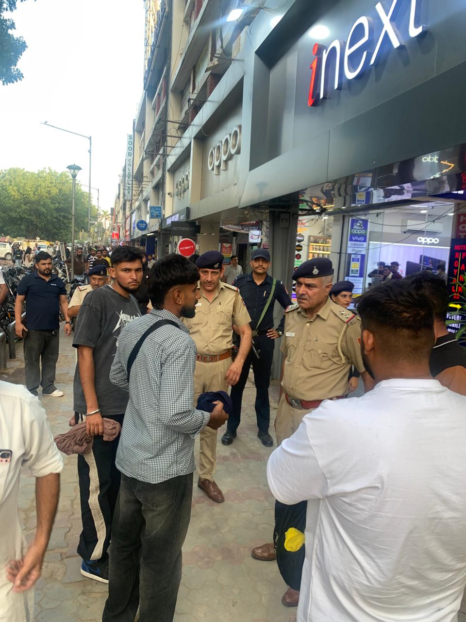 व्यापारियों से बातचीत करती हुई टीम।