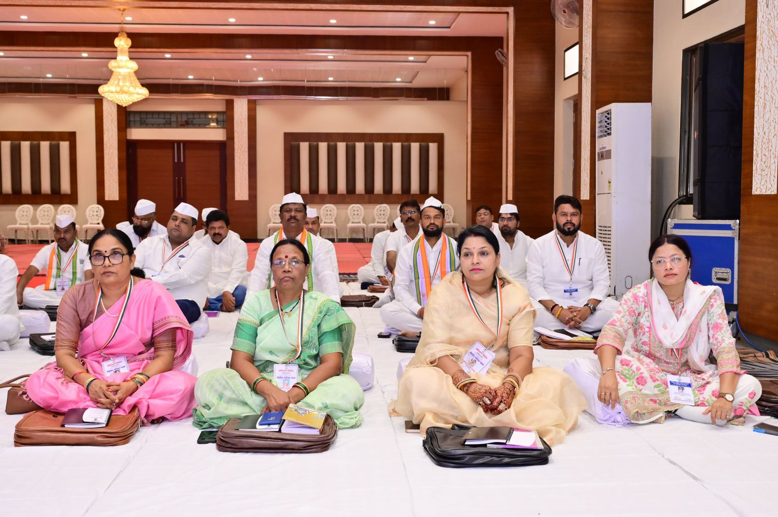 वरिष्ठ नेताओं से ज्यादा राहुल का फोकस जिलाध्यक्षों पर रहा, करीब ढाई घंटे तक 41 जिलाध्यक्षों के साथ बातचीत की।