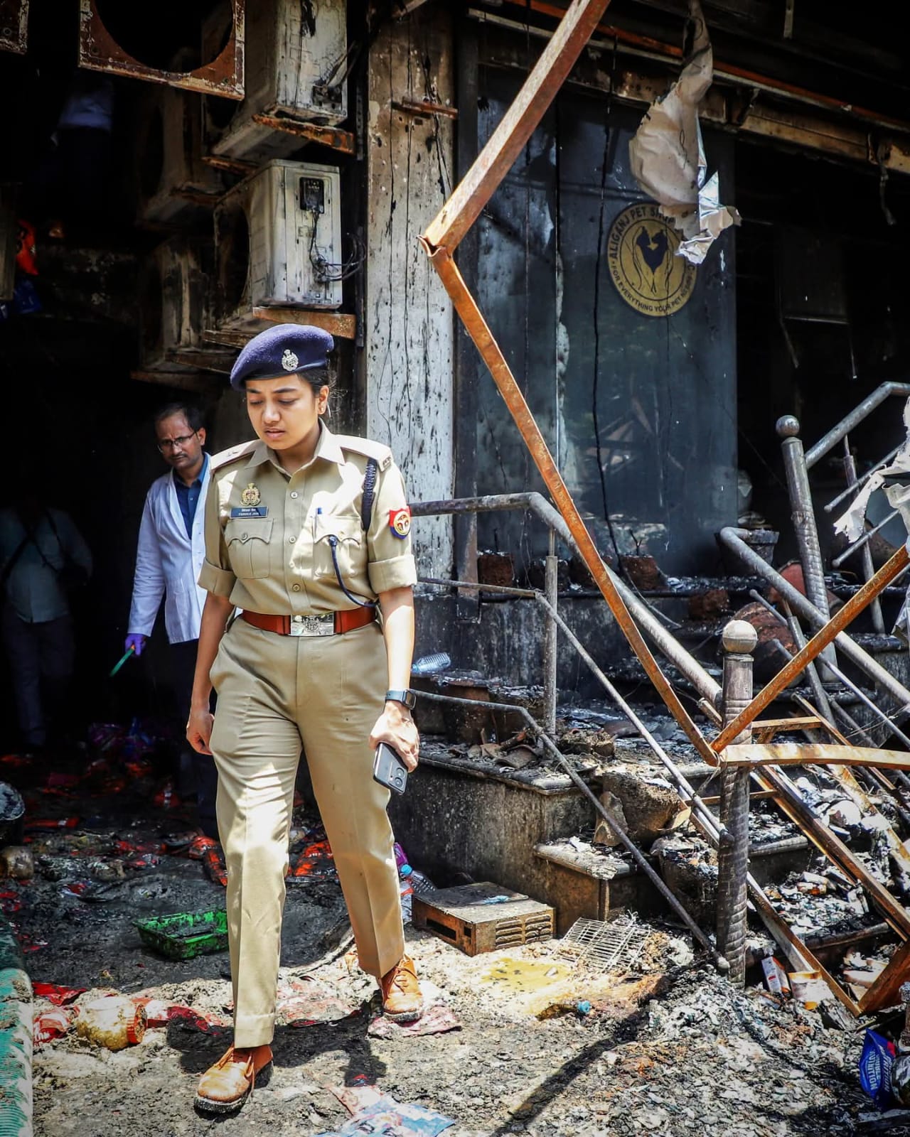 फोरेंसिक और स्थानीय पुलिस अधिकारी भी जांच करने और सबूत इकट्ठा करने के लिए स्टूडियो पहुंचे।